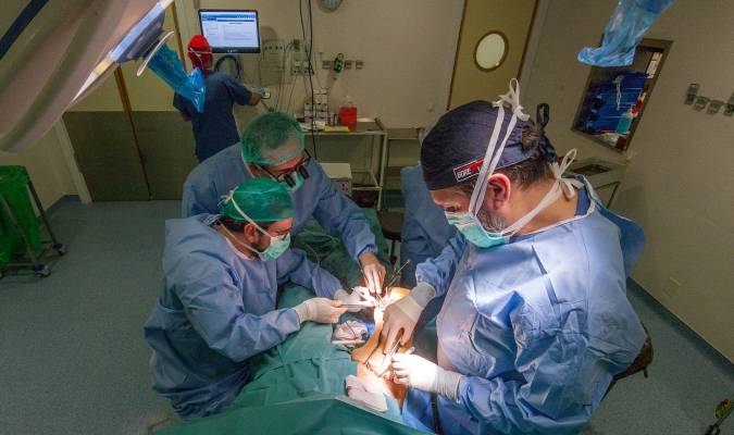 Cirujanos del Virgen del Rocío reparan un aneurisma de aorta con un injerto de tejido criopreservado