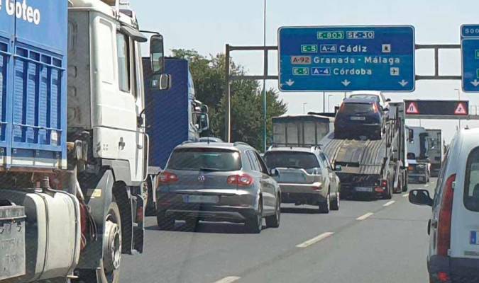 Un accidente en plena operación salida colapsa la salida a Cádiz