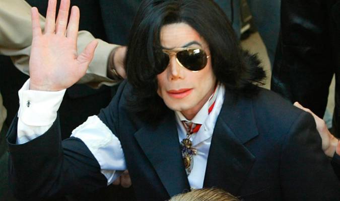 Foto de archivo del cantante estadounidense Michael Jackson mientras saluda a su llegada al Tribunal Superior de Justicia del Condado de Santa Bárbara, en Santa María, California. EFE