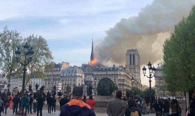 Espectacular incendio en la catedral de Notre Dame de París