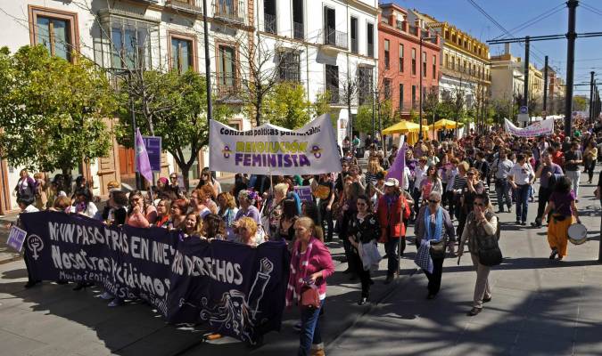 Las asociaciones feministas marcharon el 8 de marzo por primera vez desde hace años unidas por la igualdad. / RAÚL CARO (EFE)