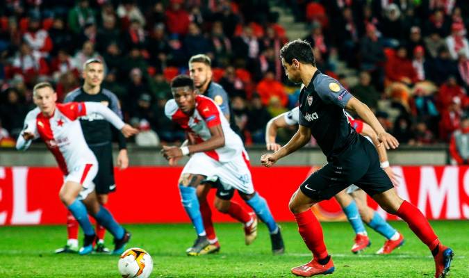Wissam Ben Yedder (d) del Sevilla anota su gol. EFE/ Martin Divisek