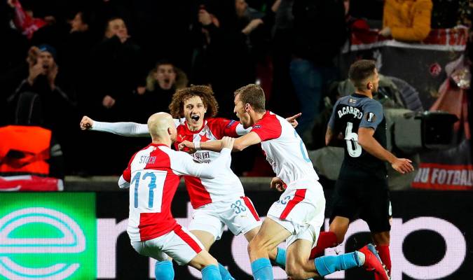 Tomas Soucek (2-d) de Slavia Praga celebra con sus compañeros de equipo Miroslav Stoch (i) y Alex Kral (2-i) tras anotar un penalti. EFE/ Martin Divisek