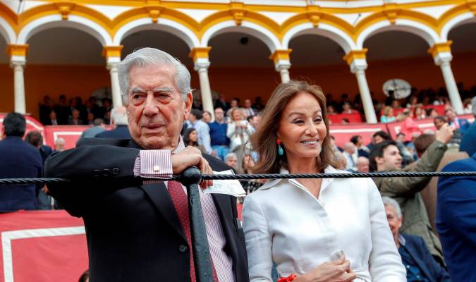 El premio Nobel de Literatura, Mario Vargas Llosa, y su pareja Isabel Preysler (d). EFE/Julio Muñoz