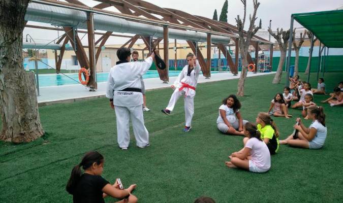 Artes marciales junto a la piscina en el Campus deportivo algabeño.