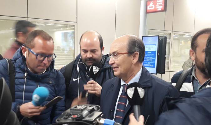 José Castro atiende a los medios en el aeropuerto de Fiumicino. Foto: @SevillaFC