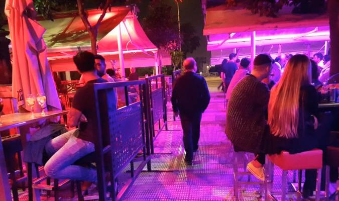 La Policía denuncia a bares del Paseo de Colón por tener medio millar de elementos de terraza sin licencia