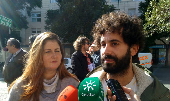 Los representantes de Participa Sevilla en declaraciones a los medios de comunicación. Foto: El Correo.
