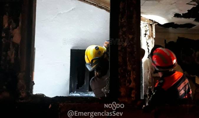 Bomberos analizando las causas del incendio. / Emergencias Sevilla