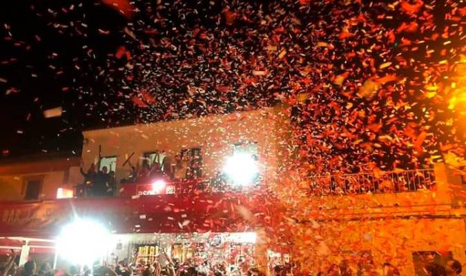 Imagen de la celebración de la victoria anoche en Guillena. / El Correo