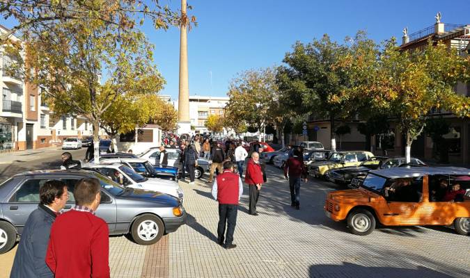 Concentración de vehículos clásicos en la plaza Industrial Benito Villamarín
