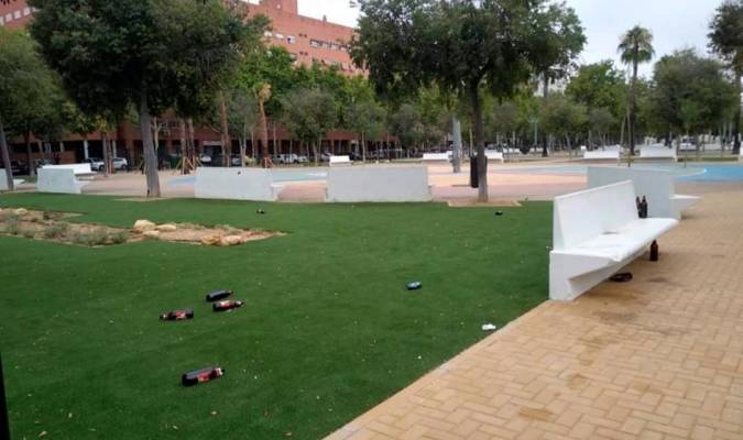 De movida con cachimbas y altavoces en un parque de Sevilla Este