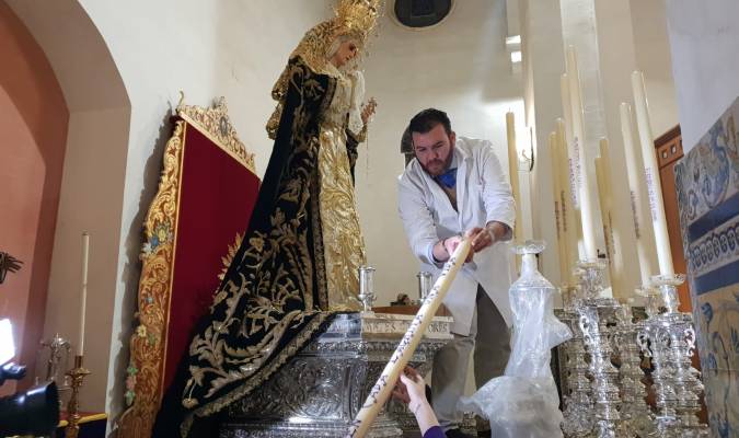 Últimos retoques a las andas de traslado de la Virgen de las Lágrimas. Foto: El Correo
