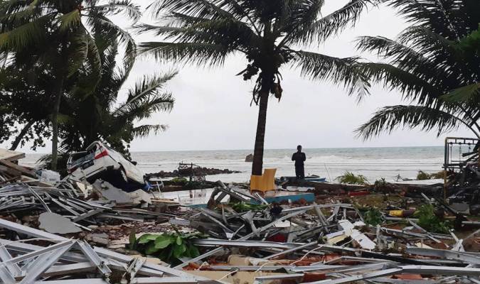 Un tsunami provoca al menos 222 muertos y 800 heridos en la costa oeste de Indonesia
