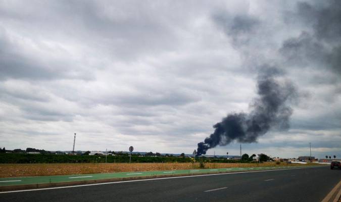 Columna de humo originada por el incendio de tres camiones. / Jaime Gómez