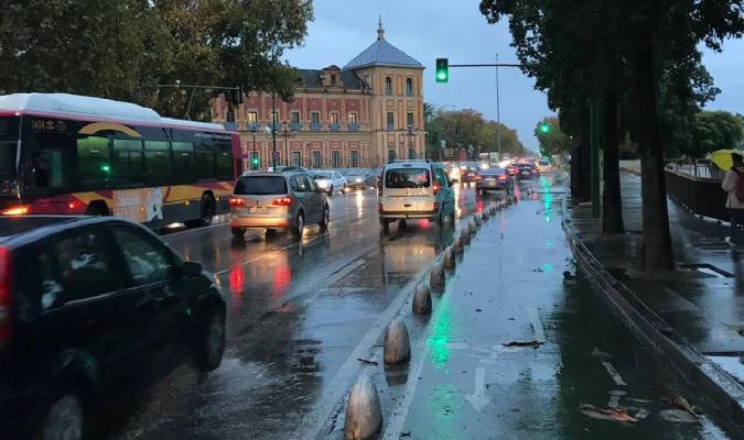 El atropello ha tenido lugar en la confluencia de Avenida de Roma con Paseo de las Delicias. Fotos: Emergencias Sevilla. 