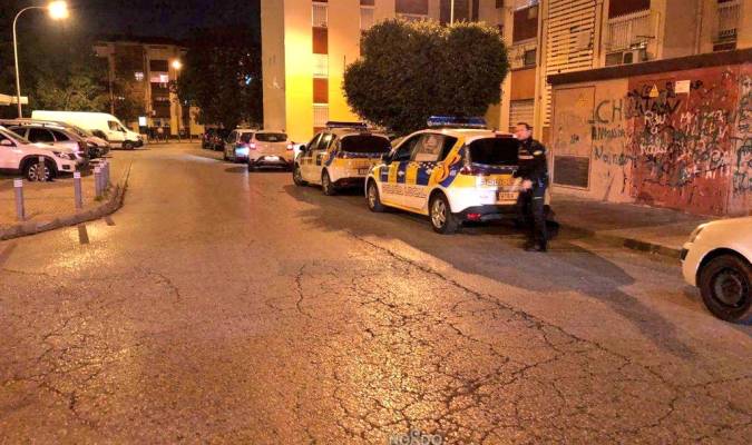 Vehículos de la Policía Local en el lugar. / Emergencias Sevilla