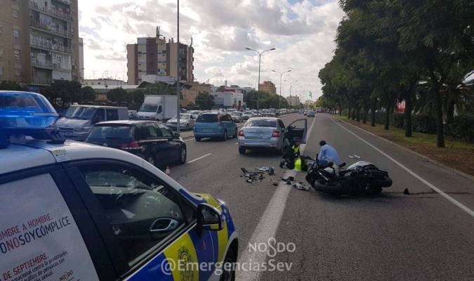 Herido un motorista tras colisionar con un turismo en la avenida de Andalucía