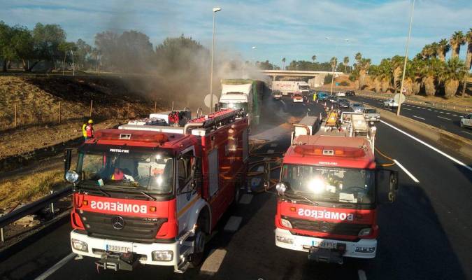 Labores de extinción del incendio del camión. / Emergencias Sevilla