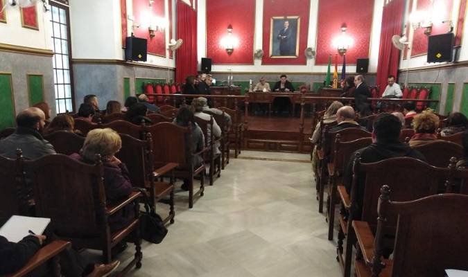 El pleno del Ayuntamiento de Morón durante la Audiencia Pública. / El Correo