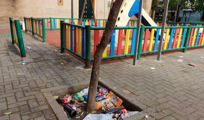 Aspecto de suciedad y basura que presenta la plaza de Las Moradas, una zona transitada de Amate. Fotos: M.F.