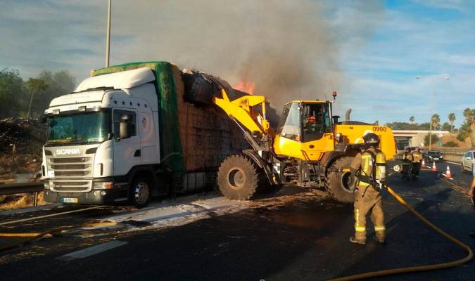 Labores de extinción del incendio del camión. / Emergencias Sevilla