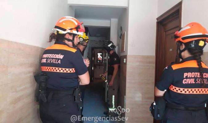 Servicios de Protección Civil ayudaron a los familiares a recoger enseres. / Emergencias Sevilla