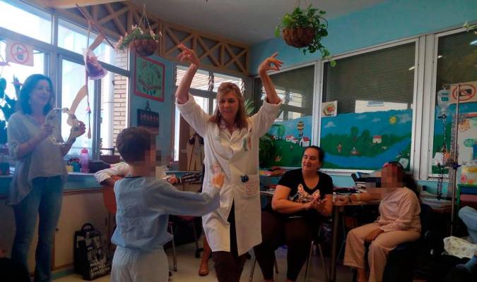 Maestros del Infantil convierten las aulas hospitalarias en casetas de Feria