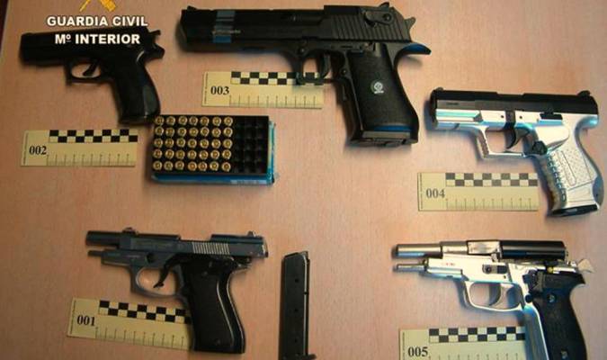 Armas incautadas al hombre que subió el tutorial a Instagram. / Guardia Civil
