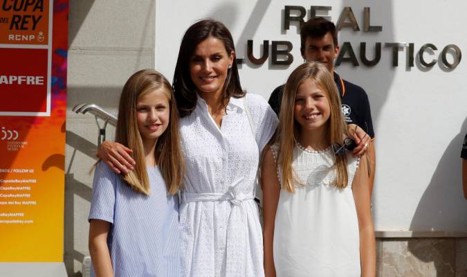 La reina Letizia, acompañada de sus hijas la princesa Leonor (i) y la infanta Sofía (d), a su llegada al Real Club Náutico de Palma (RCNP). EFE/ Ballesteros