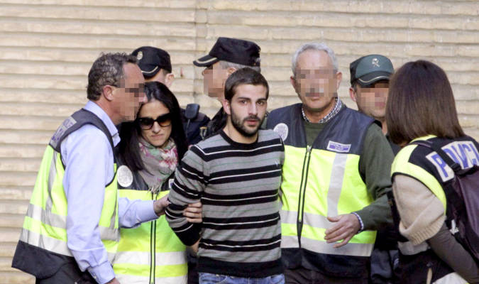 Miguel Carcaño (c), asesino confeso de Marta del Castillo, a su llegada hoy al Hospital Miguel Servet de Zaragoza en 2014. EFE/ Javier Cebollada