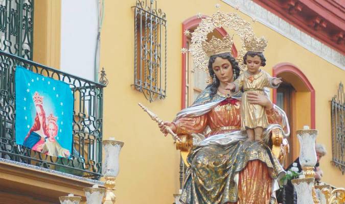 María Auxiliadora procesiona este viernes en Triana, San Vicente y Nervión