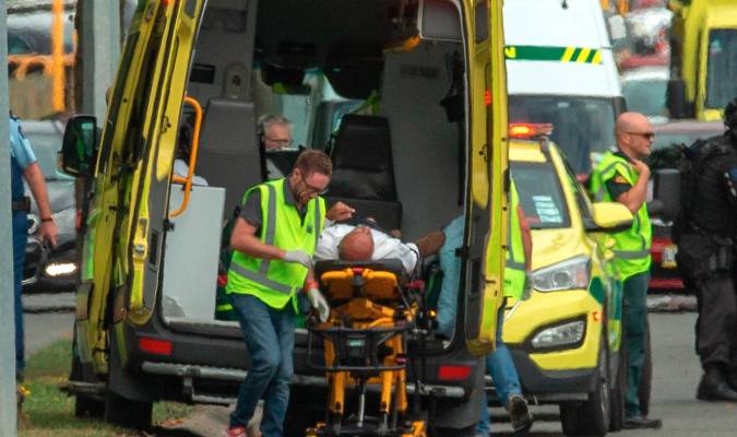 Un herido es trasladado en ambulancia tras el tiroteo perpetrado este viernes en dos mezquitas en la ciudad de Christchurch, Nueva Zelanda. EFE