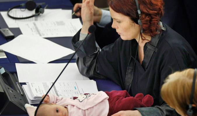 La diputada de Dinamarca del Parlamento Europeo, Hanne Dahl, vota mientras asiste a una sesión de votación con su bebé en el Parlamento Europeo en Estrasburgo en 2009.