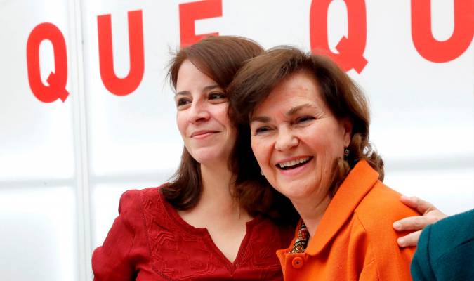 La vicesecretaria general del PSOE, Adriana Lastra (i) y la vicepresidenta del Gobierno, Carmen Calvo. EFE/Zipi