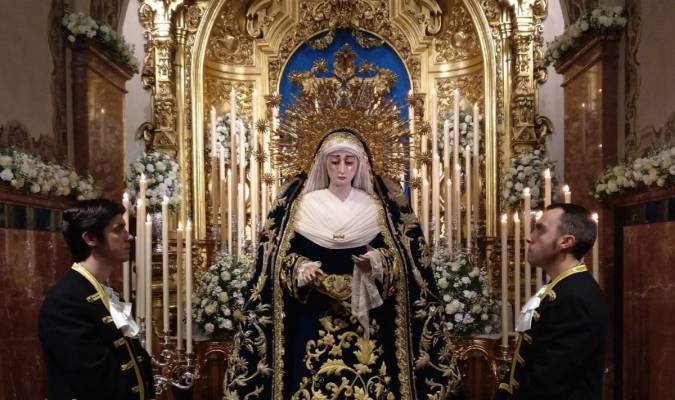 La Soledad está estos días expuesta en besamano extraordinario por los 150 años de la llegada de la hermandad a San Lorenzo. Foto: Hdad. Soledad. 