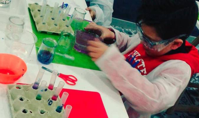 Los niños disfrutan de la ciencia en Pequeños Alquimistas. / Facebook