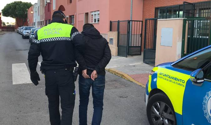 Imagen del momento de la detención, ayer en la barriada Nueva Sevilla.