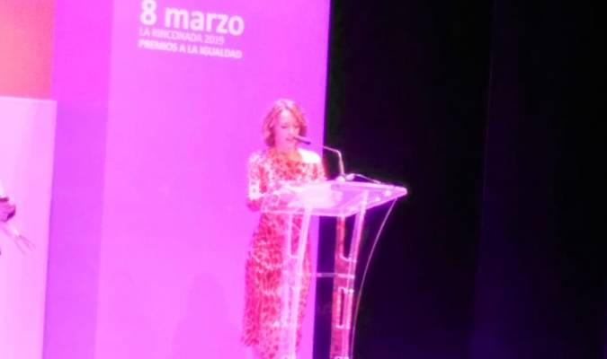 Pepa Violeta recibe el premio a la Igualdad del Ayuntamiento de La Rinconada