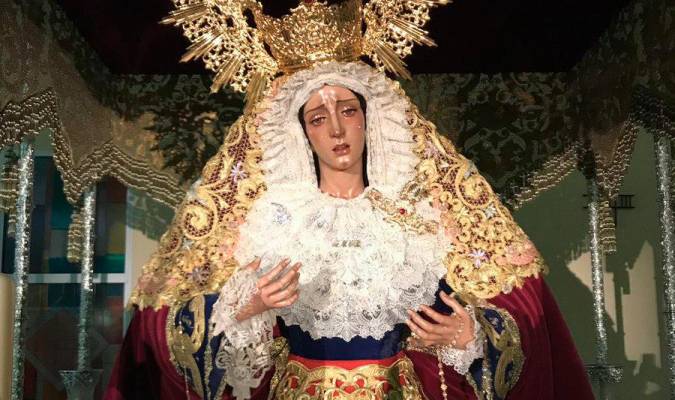 Primer plano de María Santísima del Amor en su paso de palio. 