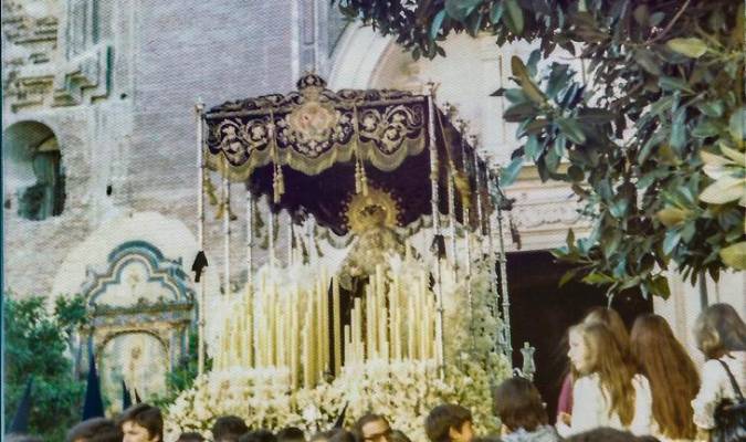 La Virgen de la Estrella en su última salida de la parroquia de San Jacinto, el Domingo de Ramos de 1976. Foto: Hdad. Estrella. 