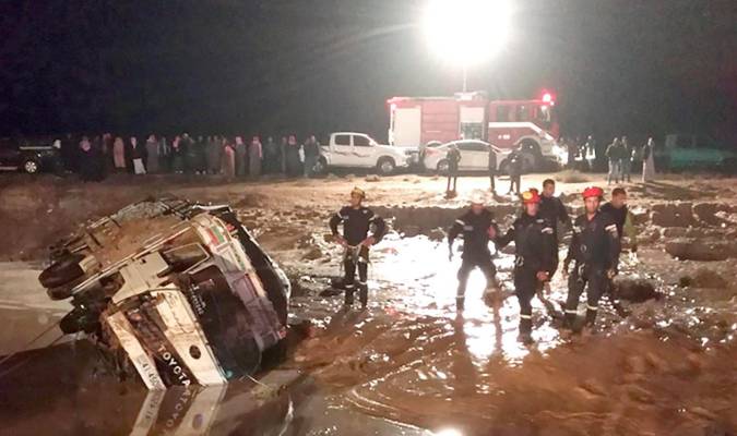  Imagen cedida por la Agencia de Noticias de Jordania Petra que muestra a efectivos de protección civil trabajando en una carretera inundada cerca de Madaba, Jordania, el 9 de noviembre del 2018.