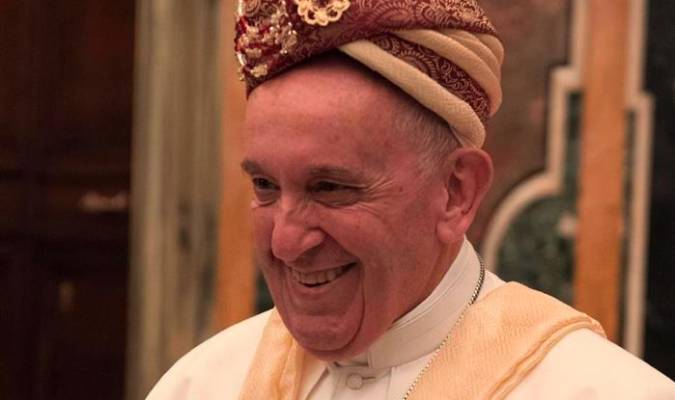 El papa Francisco posa con un turbante durante una audiencia. / EFE