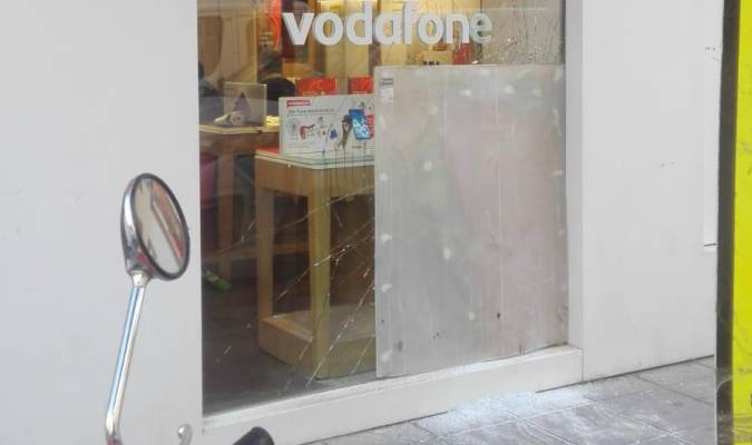 Tres individuos roban en la tienda Vodafone de Los Remedios