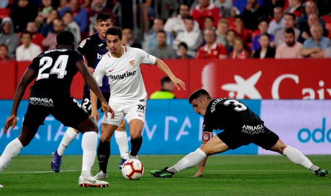 El delantero francés del Sevilla, Wissam Ben Yedder (c), intenta llevarse el balón ante los jugadores del Leganés, Unai Bustinza (d) y el nigeriano Kenneth Josiah Omeruo. EFE/Julio Muñoz.