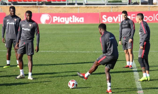 Promes y Amadou durante el último entrenamiento del Sevilla. / @SevillaFC