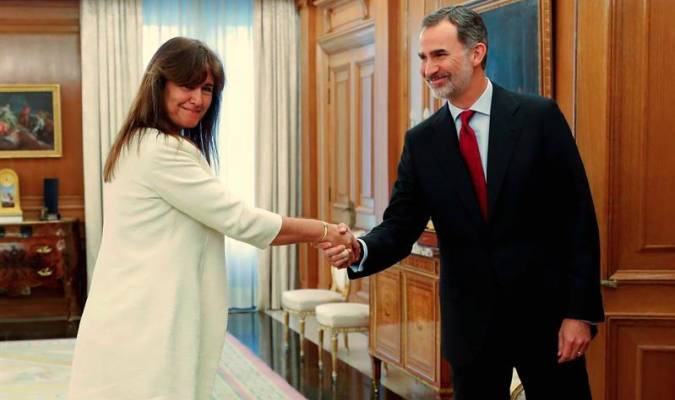 El rey Felipe VI saluda a la diputada de JxCat en el Congreso, Laura Borràs, esta mañana en el Palacio de la Zarzuela. / EFE