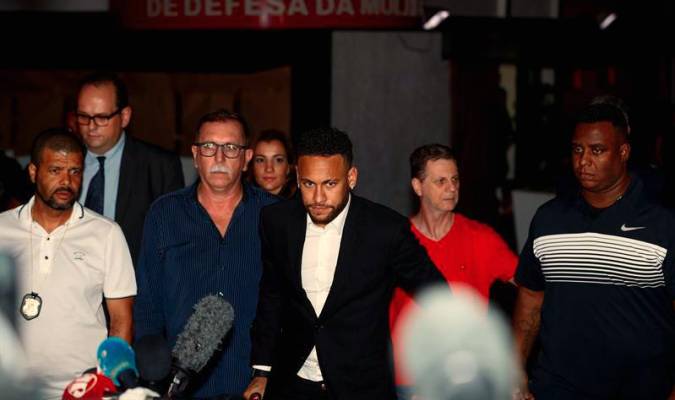 Neymar deja la Comisaría de Defensa de la Mujer en Sao Paulo (Brasil) después de dar testimonio. / EFE