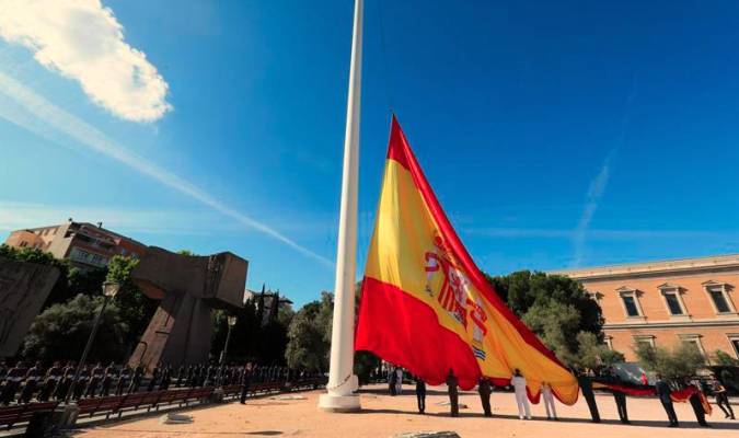 Momento del izado de bandera española este miércoles con motivo del V aniversario de la proclamación del rey Felipe VI. / EFE