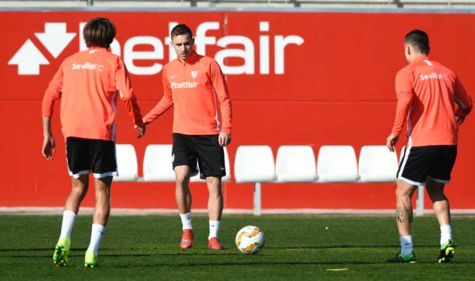 Marko Rog se ejercita junto a sus compañeros en el último entrenamiento del Sevilla antes de partir a Roma. / @SevillaFC